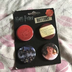Set of 4 Harry Potter pins.
